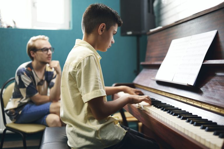 Importance d'une pratique régulière pour progresser en piano